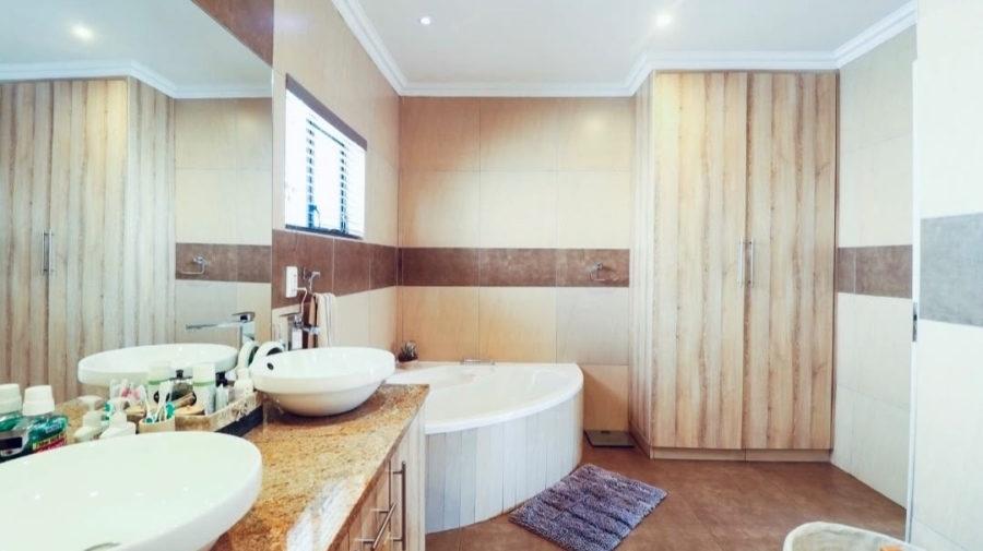 5 Bedroom Property for Sale in Protea Park North West